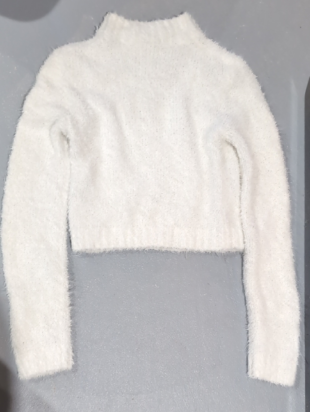 H&M Super Soft Cozy White Fuzzy Cropped Sweater Crewneck Long Sleeves Small S/P